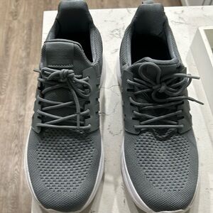 Gray men’s tennis shoes good condition used size 10 1/2